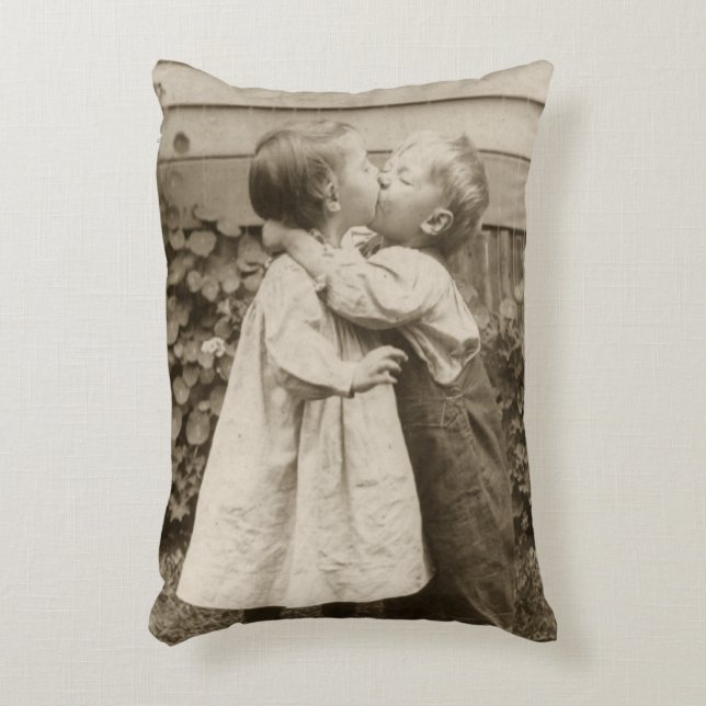 Vintage Liebe Foto Kinder Küssen im Garten Dekokissen (Vorderseite(Vertikal))