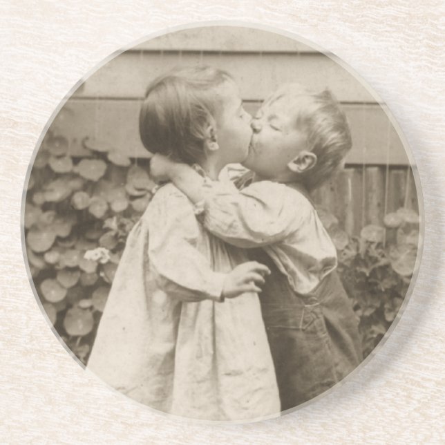 Vintage Liebe Foto Kinder Küssen im Garten Getränkeuntersetzer (Vorne)