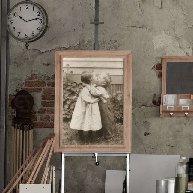 Vintage Liebe Foto Kinder Küssen im Garten Poster (Von Creator hochgeladen)