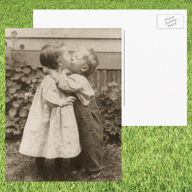 Vintage Liebe Foto Kinder Küssen im Garten Postkarte (Von Creator hochgeladen)