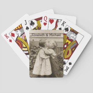 Vintage-Liebesfoto von Kindern, die sich in einem  Spielkarten