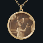 Vintage Liebhaber, Liebe Romantische Musik Vergoldete Kette<br><div class="desc">Vintages Sepia-Foto mit einem Liebe- und Romantik-Bild,  das neben einem musikalisch hörenden Klavier das Umarmn und Schnipsen von Neuvermählten beinhaltet.</div>