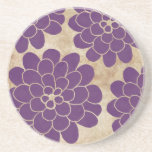 Vintage Lila Dahlia Floral Wedding Untersetzer<br><div class="desc">Dieses schöne und rustikale Design zeichnet sich durch das einfache Bild einer Dahlia-Blume vor einem altertümlichen Pergamentpapier aus, das den Hintergrund aussieht. Ideal für Hochzeiten im Frühling oder Sommer am Strand in einem klassischen und stilvollen Garten. Schauen Sie in meinem Shop nach passenden Produkten für eine ganz individuelle und thematische...</div>