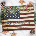 Vintage Militärflagge Patriotische Weihnachten Postkarte<br><div class="desc">Mit dieser einzigartigen amerikanischen Flag Weihnachtskarte - US-amerikanische Fahne Design Vintag rotes Weiß-Design mit Heiligen und Beeren. Personalisieren Sie Ihre Nachricht und Ihren Familiennamen. Diese patriotische Weihnachtskarte ist ideal für Militärfamilien, Veteranen, patriotische Familien und Veteranen-Service-Abteilung Weihnachtskarten. COPYRIGHT © 2020 Judy Burrows, Black Dog Art - Alle Rechte vorbehalten. Budget Vintag...</div>