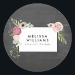 Vintage moderne Blumenmotive auf Chalkboard Runder Aufkleber<br><div class="desc">Koordiniert bis 12.01 Uhr mit dem Vintagen modernen Blumenmotiv auf Chalkboard Designer Business Card Template. Ihr Name oder Firmenname ist elegant gerahmt mit einem Vintagen Blumenmotiv in modernem Stil auf diesen personalisierten Aufklebern. Set auf schwarzem Chalkboard-Hintergrund. Ideal, um Ihre Marke zu Paketen, Umschlägen oder zur Personalisierung von Büro- oder Schulmaterial...</div>