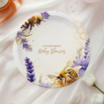 Vintage Mommy to Bee Yellow Lila Baby Dusche Pappteller<br><div class="desc">Mit den rustikalen Tellern "Mommy to Bee" Gender Neutral Baby Shower Paper werden Sie süß! Diese charmanten Teller sind mit einem hübschen Honigbienendesign, rustikalen Holzmöbeln und sanften Akzenten in der Wildblume ausgestattet und machen sie zu einer gemütlichen, naturlich inspiriert Babydusche. Die sanften, erdigen Töne und das Thema "Mommy to Bee"...</div>