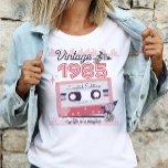 Vintage Musikkassette 1985 in limitierter Auflage T-Shirt<br><div class="desc">Vintag 1985 Limitierte Edition Music Cassette Retro T - Shirt. Unser Retro Vintag Limited Edition T - Shirt bringt Ihnen viel Positivität in Ihre Tage. Wählen Sie die Farbe, die die besten Anzüge Sie und kaufen Sie eine, um sich selbst tragen oder geben Sie einem Lieben für ihren Geburtstag, als...</div>