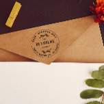 Vintage Name-Adresse des Handgezeichneten Twigs Gummistempel<br><div class="desc">Befassen Sie sich mit der Gummi Briefmarke mit Ihrem Nachnamen in einem handgeschriebenen Schriftart. Ihre Adresse ist in einem kurvenförmigen Text um den Namen und zwei handgezeichnete Zweige geschrieben.</div>