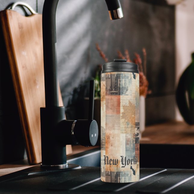 Vintage New Yorker Urbaner Collage-Kunst Thermosbecher (Vintage New York collage tumbler with sepia textures, antique charm, and timeless urban artistry.)