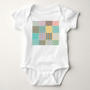 Vintage-Patchwork: Nahtloser Textilhintergrund Baby Strampler