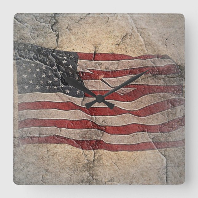 Vintage Patriotische USA-Flagge auf Steinmauer Quadratische Wanduhr (Vorderseite)