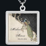 Vintage Pfau-u. der Radierungs-Braut Halskette<br><div class="desc">Dieser elegante Vintage Pfau-, Damast- und Radierungsentwurf wird auf einer breiten Strecke der Hochzeitsprodukte einschließlich Einladungen gekennzeichnet. Diese Sterlingsilber-Andenkenhalskette ist für ein Brautpartygeschenk für die Braut, für die Geschenke der Brautjungfern des Schmucks perfekt, für die Hochzeit zu tragen. Sie können den Braut- und Bräutigamnamen durch eine Mitteilung Ihrer Wahl oder...</div>