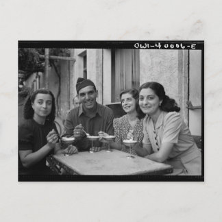 Vintage photo of people eating ice cream postkarte