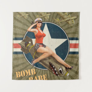 Vintage-Plakat mit Pin-up-Girl auf Bombe. abstrakt Wandteppich