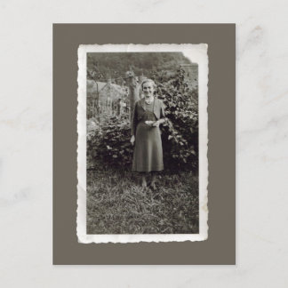 Vintage Postkarte - Junge Frau im Weinberg