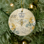 Vintage Queen Bee Yellow Floral Monogram Keramik Ornament<br><div class="desc">Dieses Vintage thematische Ornament bietet zu jeder Jahreszeit ein Bienendesign mit Honigbiene und Königskronen auf goldgelben Rosen. Personalisieren Sie mit einem Monogramm in schwarzer Schriftzeichen. Entworfen von dem weltbekannten Künstler ©Tim Coffey.</div>