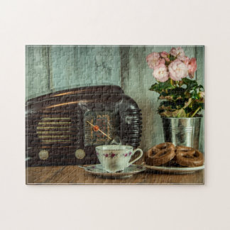 Vintage-Radio-Teetassen-Schokoladen-Donuts-Stillle