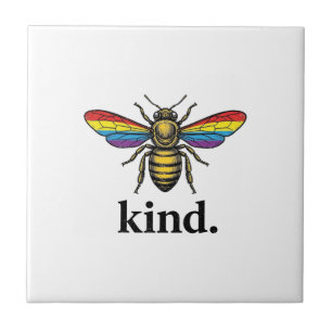 Vintage Regenbogenflügel-Shirt-Design von Kind Bee Fliese