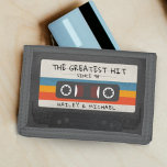 Vintage Retro Beste Hit Cassette Tape Hochzeit Trifold Geldbörse<br><div class="desc">Coole Retro-Kassetten-Brieftasche mit dem Text "der bestste Hit" für frisch verheiratete verheiratete Paare. Passen Sie den Text und den Ehemann und die Ehefrau für ein personalisiertes Geschenk an. Große Liebhaber klassischer und alter Schulmusik. Geben Sie als Weihnachtsgeschenk,  Brautparty oder Hochzeitstag einem Braut und Bräutigam.</div>