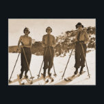 Vintage Retro-Frauen Skifahren "Ski Bums 1942" Postkarte<br><div class="desc">Vintag Retro Women Skiing 'Ski Bums circa 1942',  sepia tonisierte Vintage Foto von drei Skifahrerinnen!</div>