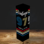 Vintage Retro Stripe 1975 Primärfarben Weinbox<br><div class="desc">.: 1975 - Dieses Design ist fett und hell und bietet Primärfarben und weißes Poppen vor schwarzem Hintergrund. Sie können den Text einschließlich Jahr, Name und Alter ändern oder auch eine benutzerdefinierte Anweisung abgeben. Retro Streifen in leuchtenden Primärfarben sind zu lustig, um nicht am nächsten Geburtstag, den Sie planen, zu...</div>