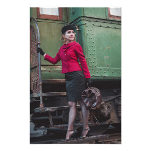 Vintage Retrofrau am Bahnhof Fotodruck