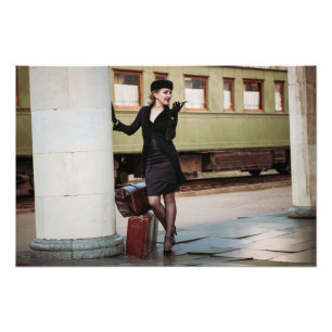 Vintage Retrofrau am Bahnhof Fotodruck
