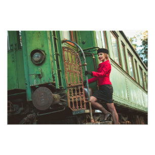 Vintage Retrofrau am Bahnhof Fotodruck