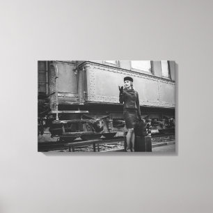 Vintage Retrofrau am Bahnhof Leinwanddruck