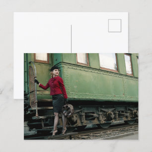 Vintage Retrofrau am Bahnhof Postkarte