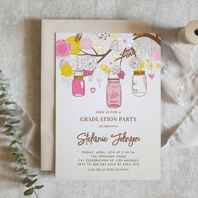 Vintage rosa Blume und Mason Jars Abschluss Einladung (Customizable vintage graduation invitation featuring mason jars, flowers and string of hearts.)