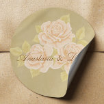 Vintage, rosa romantische Rose mit goldfarbenem Fl Runder Aufkleber<br><div class="desc">Elegantes luxuriös aussehendes Hochzeitsaufenthalt Set und Favoriten mit einem charmanten Vintagen Strauß / Bouquet von Rose in rosa pfirsichfarbenen Nuancen auf einem alten wie beige hellbraunen und goldenen Hintergrund. Einige Elemente der Sammlung sind mit goldenen französischen Lilie-Schildern geschmückt.</div>