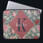 Vintage Rose William Morris Monogram Laptop Laptopschutzhülle<br><div class="desc">Dieses schlichte und dennoch elegante Design besticht durch ein elegantes William Morris inspiriertes Blumenmuster in einer Vielfalt staubiger Rose, Rot, Blues und Cremes. Schützen Sie Ihren Laptop oder Ihr Tablett stilvoll. Fügen Sie einen Namen hinzu, um ihn zu personalisieren. Macht ein großartiges Weihnachts- oder Muttertagsgeschenk. Erstellt von der einfachen Farmhouse...</div>