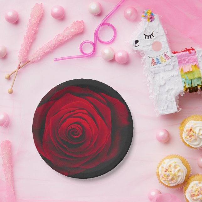 Vintage rote Rose auf schwarzem Hintergrund Pappteller (Party)