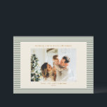 Vintage Sage Green Stripes Custom Foto Weihnachten<br><div class="desc">Mit dieser modernen, gestreiften Weihnachtskarte mit Ihrem beliebten Foto für die ganze Familie können Sie Ihre Urlaubswünsche teilen. Diese festliche Karte ist mit einem sauberen Elfenbeinhintergrund und schlauen grünen horizontalen Streifen gestaltet und verbindet zeitgemäßen Minimalismus mit zeitlosem Charme. Die klassische Serifenart und das Kleinschreibung-Skript verleihen eine raffinierte, herzliche Touch. Diese...</div>