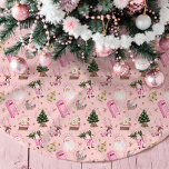 Vintage Santa Retro Rosa Weihnachtsmonografie Polyester Weihnachtsbaumdecke<br><div class="desc">Fügen Sie Ihrem Urlaubsstil eine skurrile Touch mit diesem exquisiten Monogramm-Baumrock hinzu. Verziert mit handgemalten Aquarellbildern mit verschiedenen Vintag inspirierten Elementen. In der Mitte befindet sich ein charmanter Vintager rosa Schreibmaschine und rosa Briefkasten-Set, umgeben von einem festlichen Weihnachtsbaum und Retro-Ornamenten. Das Design wird mit einem fröhlichen Weihnachtsmann und einem spielerischen...</div>