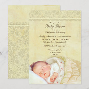 Vintage schlafendes Baby in sanftem Pastellgelb mi Einladung