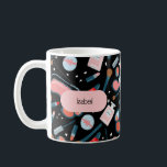 Vintage Schönheitskosmetik macht Künstler individu Kaffeetasse<br><div class="desc">Diese anpassbare Tasse macht ein großartiges Geschenk. Klicken Sie oben auf "Personalisieren", um Ihren eigenen Namen hinzuzufügen und den Text an Ihren Anzug anzupassen. Klicken Sie auf "Bearbeiten mit dem Entwurfstool", um die Farben, den Schriftart und die Positionierung zu ändern. Karo in meinem Shop für mehr Farben und Stile oder...</div>
