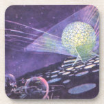 Vintage Science Fiction, ein leuchtendes Orb mit A Untersetzer<br><div class="desc">Vintage Illustration futuristische Planeten und Weltraum Science Fiction Image Set in der Zukunft. Ein klassisches Retro-Sci-Fi-Comic-Design mit einem leuchtenden Orb mit Lichtern,  die auf einem fremden Planeten kreisen,  und Außerirdischen in Schubbooten,  die in Richtung 50er fahren.</div>