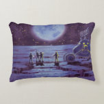 Vintage Science Fiction Erde Rover Außerirdischen  Dekokissen<br><div class="desc">Vintage Illustration futuristische Außerirdischen und Roboter Science Fiction Bild mit einem klassischen 50er Comic Buch Design. Retro-Sci-Fi-Design mit Alien-Astronauten auf einem fremden Planeten mit einem Raumfahrzeug,  Mondrover oder Mondrover und Blick auf die Erde und den Weltraum und winkend. Ein dunkler Himmel mit hellen Sternen und Planeten.</div>