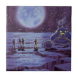 Vintage Science Fiction Erde Rover Außerirdischen  Fliese<br><div class="desc">Vintage Illustration futuristische Außerirdischen und Roboter Science Fiction Bild mit einem klassischen 50er Comic Buch Design. Retro-Sci-Fi-Design mit Alien-Astronauten auf einem fremden Planeten mit einem Raumfahrzeug,  Mondrover oder Mondrover und Blick auf die Erde und den Weltraum und winkend. Ein dunkler Himmel mit hellen Sternen und Planeten.</div>