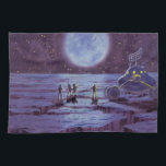 Vintage Science Fiction Erde Rover Außerirdischen  Geschirrtuch<br><div class="desc">Vintage Illustration futuristische Außerirdischen und Roboter Science Fiction Bild mit einem klassischen 50er Comic Buch Design. Retro-Sci-Fi-Design mit Alien-Astronauten auf einem fremden Planeten mit einem Raumfahrzeug,  Mondrover oder Mondrover und Blick auf die Erde und den Weltraum und winkend. Ein dunkler Himmel mit hellen Sternen und Planeten.</div>
