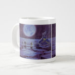 Vintage Science Fiction Erde Rover Außerirdischen  Jumbo-Tasse<br><div class="desc">Vintage Illustration futuristische Außerirdischen und Roboter Science Fiction Bild mit einem klassischen 50er Comic Buch Design. Retro-Sci-Fi-Design mit Alien-Astronauten auf einem fremden Planeten mit einem Raumfahrzeug,  Mondrover oder Mondrover und Blick auf die Erde und den Weltraum und winkend. Ein dunkler Himmel mit hellen Sternen und Planeten.</div>