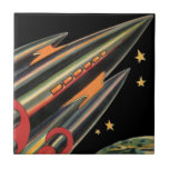 Vintage Science Fiction Fliese<br><div class="desc">Vintage Illustration futuristischen Weltraum und Planeten Science Fiction Bild. Ein klassisches 50er Retro-Comic Buch sci fi-Gestaltung der Zukunft mit einem Reise-und Transport-Raketenschiff durch den Weltraum vorbei an den Sternen und dem Mond auf dem Weg zurück zur Erde.</div>