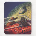 Vintage Science Fiction, futuristische Stadt auf d Mousepad<br><div class="desc">Vintages Bild der Reise und der Science Fiction des Transports mit einem klassischen Comic-Buch Retro-SciFi Weltraum und Planeten-Bild von Astronauten oder Außerirdischen reisen in einem Raumschiff über eine futuristische Metropole auf dem Mond.</div>