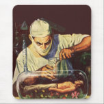 Vintage Science Fiction, Labormastwissenschaftler Mousepad<br><div class="desc">Vintage Illustration futuristische Science Fiction Laborbild mit einem verrückten Wissenschaftler experimentieren auf einem Miniatur-Mensch. Der verrückte Wissenschaftler mischt einen Elixier-Tränke,  um den Roboter zu erwecken,  der Schönheit in seinem Labrador schläft. Ein klassischer 50er Retro-Sci-Fi-Comic Buch Design.</div>