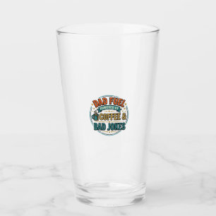 Vintage-Shirt-Design mit Papa-Treibstoff Kaffee un Glas