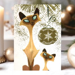 Vintage siamesische Weihnachtskatzen Feiertagskarte<br><div class="desc">Vintage siamesische Weihnachtskatzenkarte. Vintage Siamkatzen mit einem Weihnachtsgeschmack. Was für eine schöne Retro-Urlaubsszene! Personalisieren Sie dieses maßgeschneiderte Design mit Ihrem eigenen Gruß.</div>