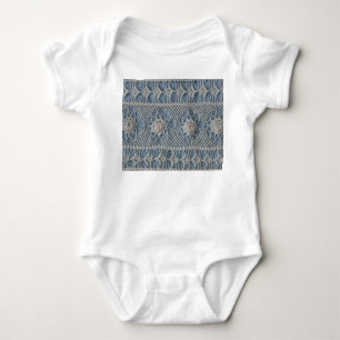 Vintage Spitze: kleine weiße Rosen. Baby Strampler