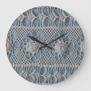 Vintage Spitze: kleine weiße Rosen. Große Wanduhr